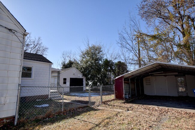 Building Photo - 11 Roberts Ct W