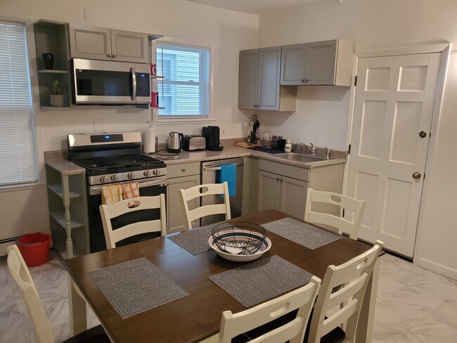 New 6 chairs and dining table - 87 Vinton St