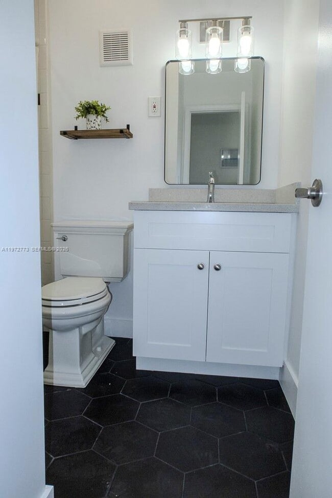 Building Photo - 9731 Bel Aire Dr