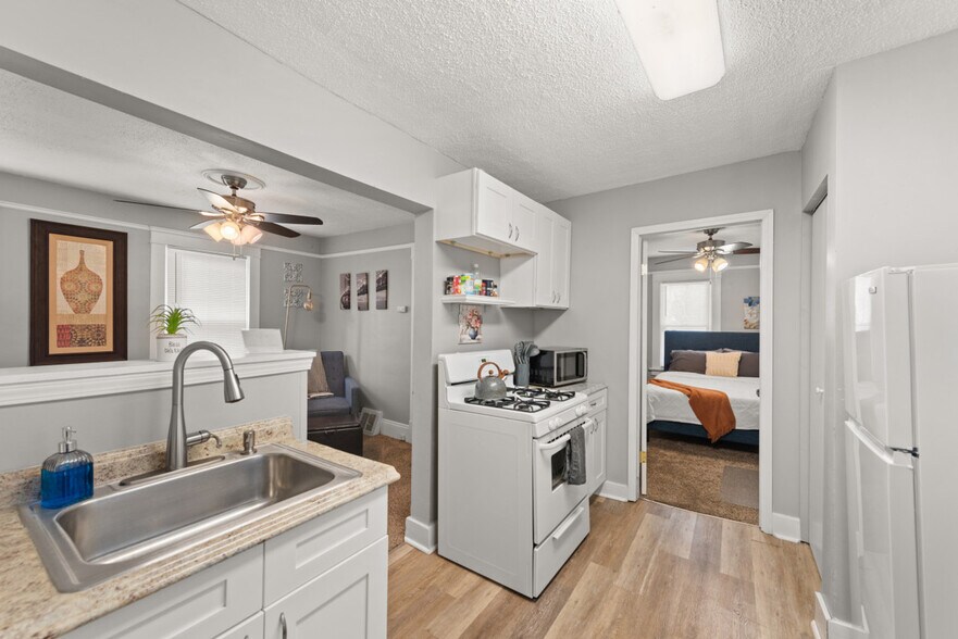 Primary Photo - 1322 W 69th St