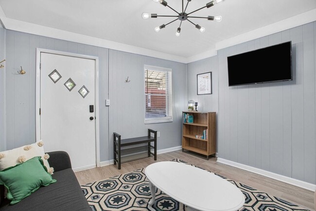 Building Photo - Fully Furnished 2 Bedroom Townhome in Central Lawrenceville