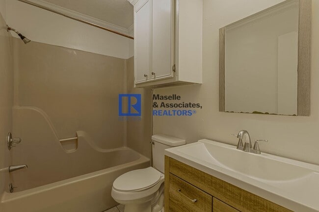 Building Photo - 5 Bedroom/2 Bath Home in Bellegrove Subdiv...