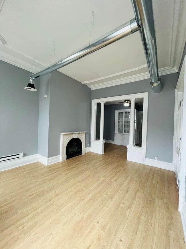 Building Photo - 2 Bed - 1 Bath Beautiful Apartment in Center Square, Albany.