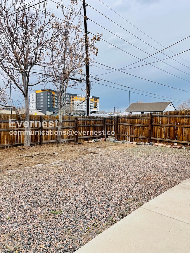 Building Photo - 2107 S Acoma St