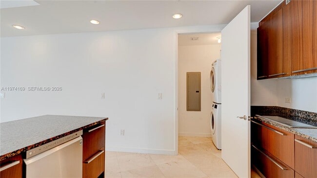 Building Photo - 16001 Collins Ave