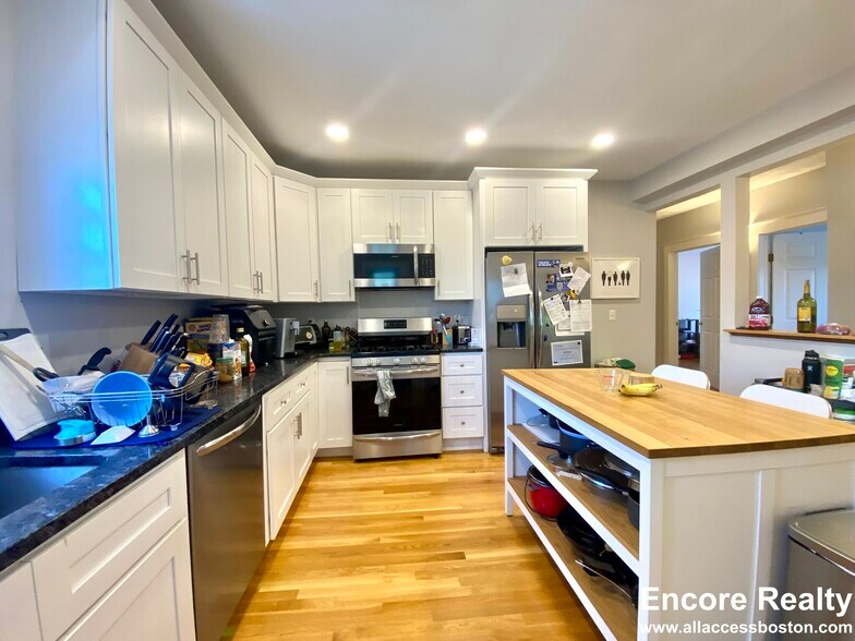 Building Photo - 1433 Cambridge St