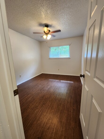 Building Photo - 2107 Lazy Ridge Dr