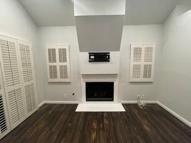 Building Photo - **Coming Soon** 2-Level Loft Condo with Re...