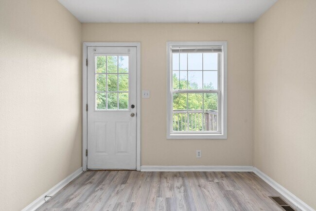 Building Photo - 922 Kingsbury Dr