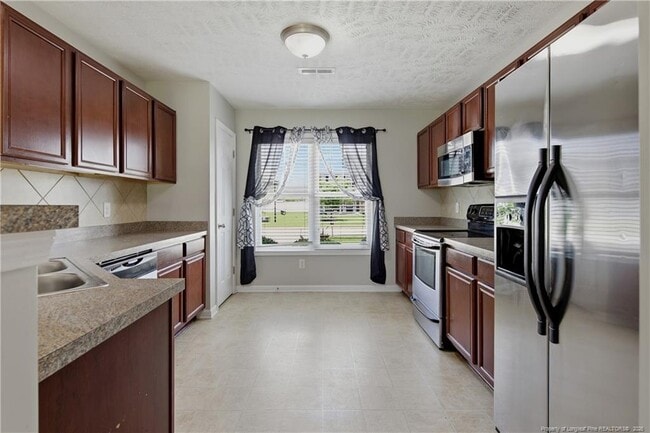 Building Photo - 142 Collinwood Dr
