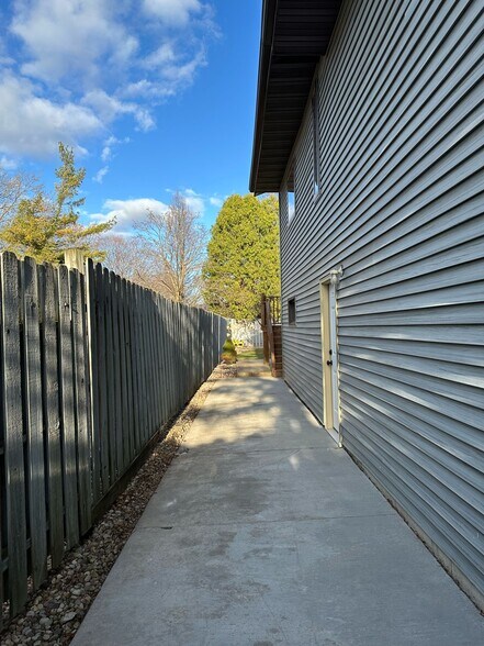 Building Photo - 1416 S Rebecca Ln