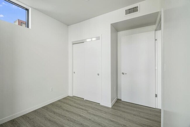 Building Photo - New Contemporary Sunny Apartment With Views