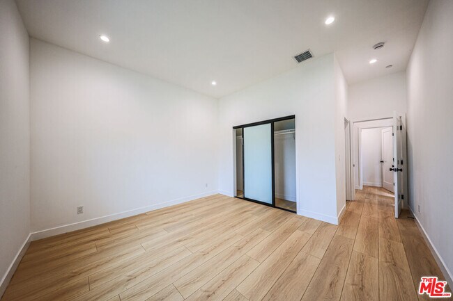 Building Photo - 1525 S Carmelina Ave
