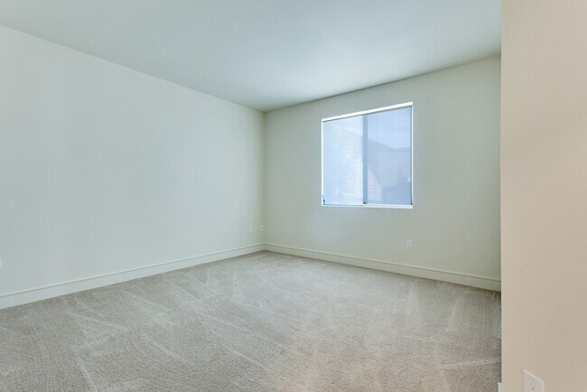 Building Photo - LUXURY 2 BEDROOM, 2 BATH