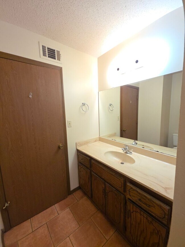 Building Photo - 1022 N Parker Rd