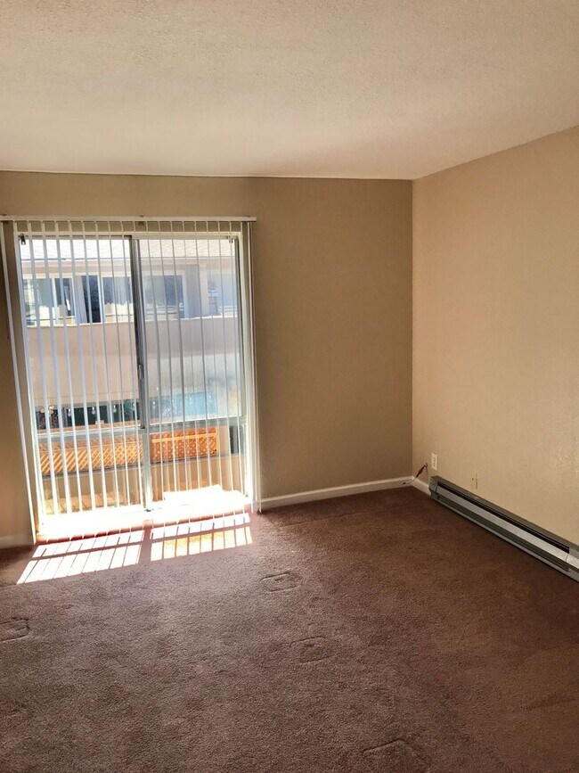 Building Photo - 1 Bedroom 1 Bath Condo in Hayward -- Coming Soon!!!