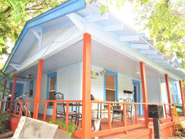 Building Photo - 511 W Sycamore St