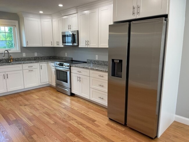 Building Photo - 1093 Main St