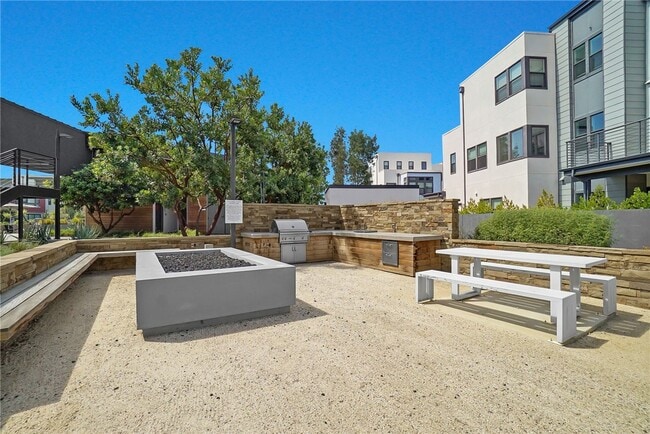 Building Photo - 140 Allusion