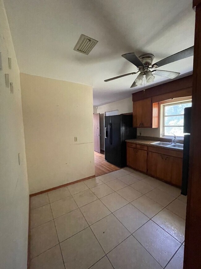 Building Photo - 2 Bed 1 Bath Home | Carport | Pet Friendly with Fenced Yard | Washer Dryer Hook Ups | Section 8 W...
