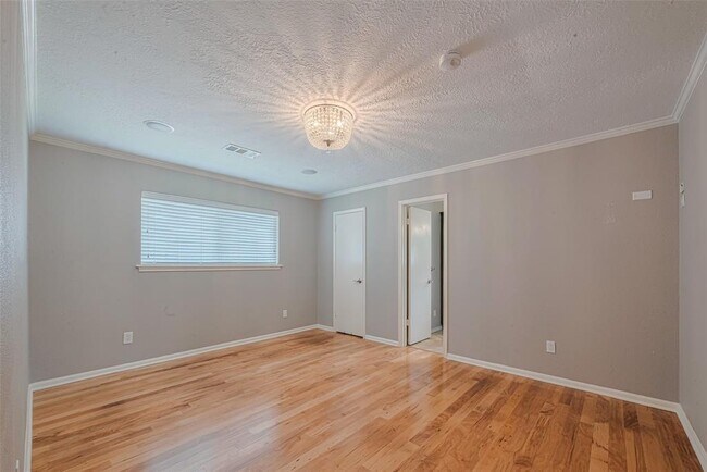 Building Photo - 927 Carlingford Ln