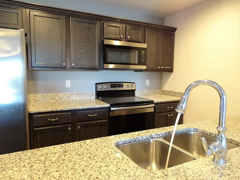 Building Photo - 229 Lakeside Xing