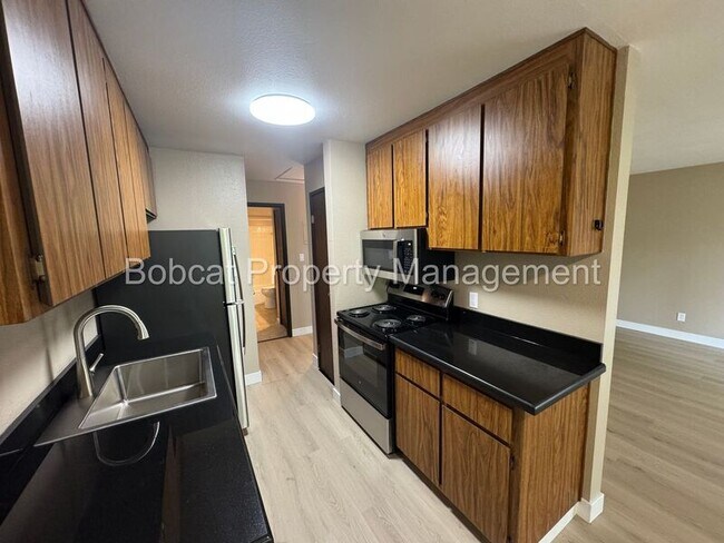Building Photo - 400 S Saliman Rd
