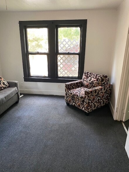 Building Photo - 256 E 75th St