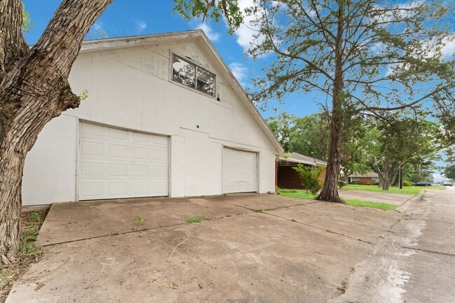 Building Photo - Welcome to a Home Full of Character and Comfort!