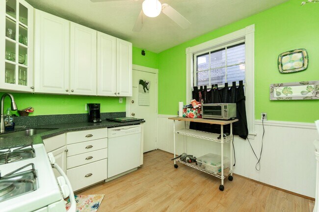 Building Photo - Beautiful Light Filled 2 Bedroom Between H...