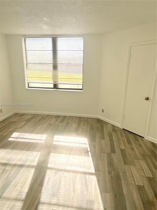 Building Photo - 210 Lake Pointe Dr