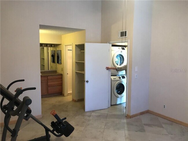 Building Photo - 4559 Lakeway Dr