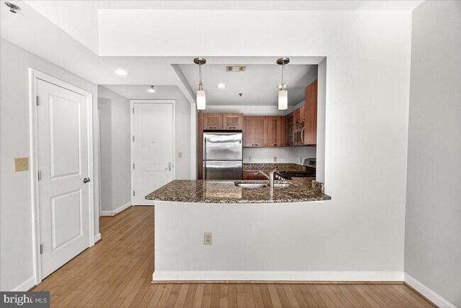 Building Photo - 5750 Bou Ave