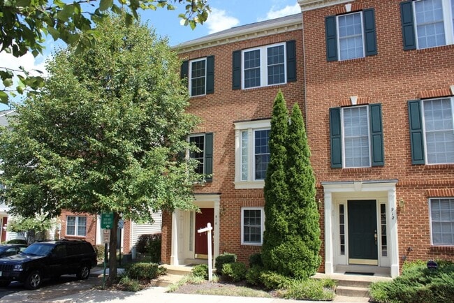 Building Photo - Lovely 3 Bedroom 2.5 Bath Townhome with De...