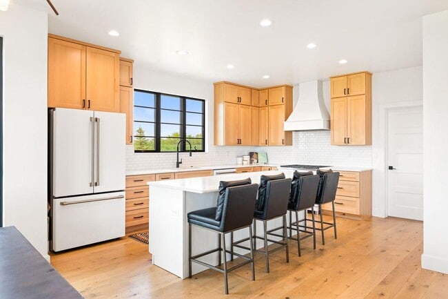 Building Photo - 557 St Andrews Dr