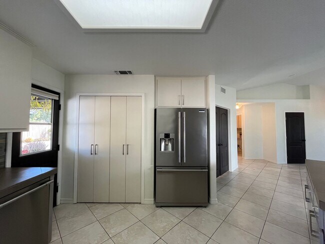Building Photo - 946 St Ann Dr