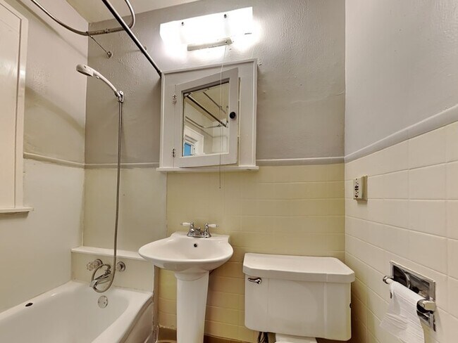 Building Photo - Quaint 2 Bedroom, 1 Bathroom House in Minn...
