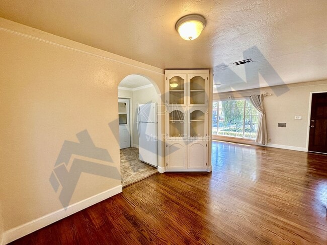 Building Photo - 41 W McKenzie Ave