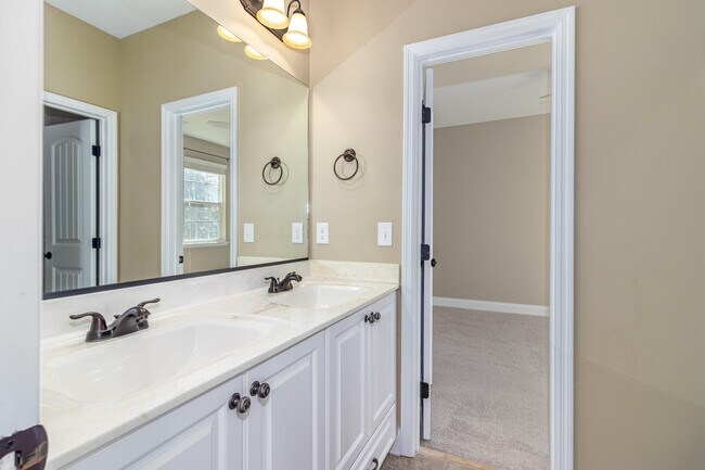 Building Photo - 4025-4025 Stowe Dr