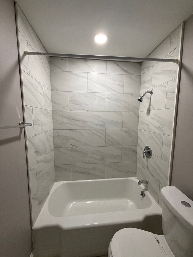 Building Photo - 2 Bedroom Townhome