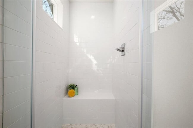 Building Photo - 2413 E 9th St