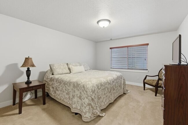 Building Photo - Beautiful Riverton Townhome in Gated Community!