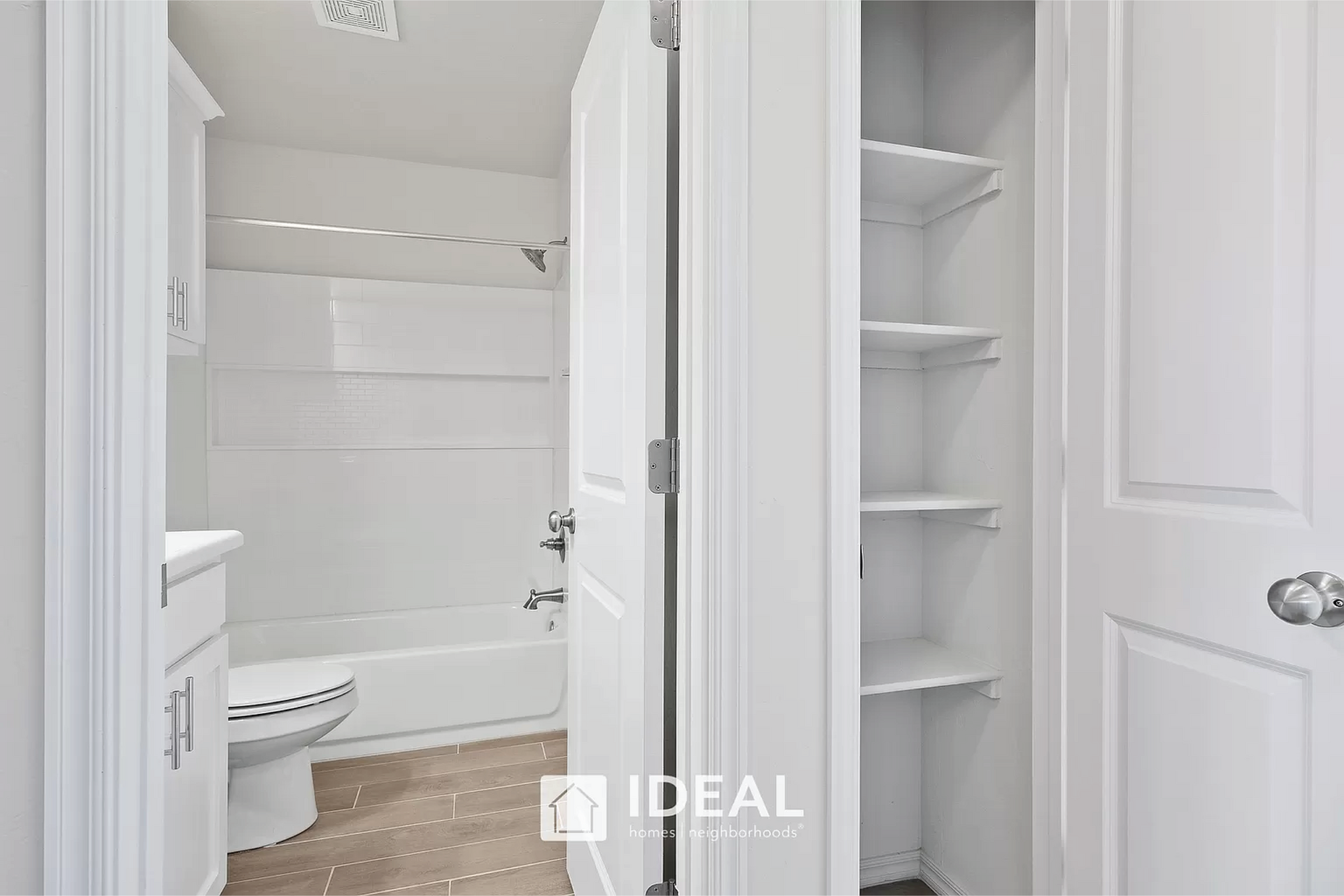 Hall Bath and Linen Closet - 4314 W Country Club Dr