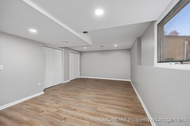 Building Photo - 945-947 Lancashire Ct SE