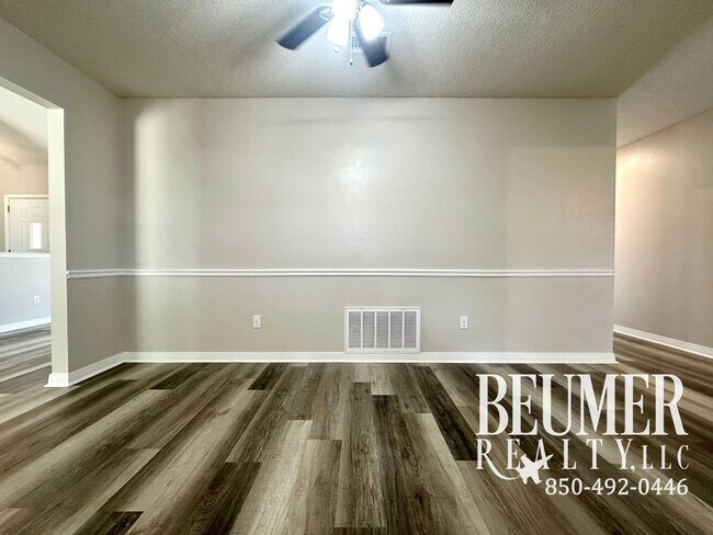 Building Photo - Home nestled in in W. Pensacola minutes fr...