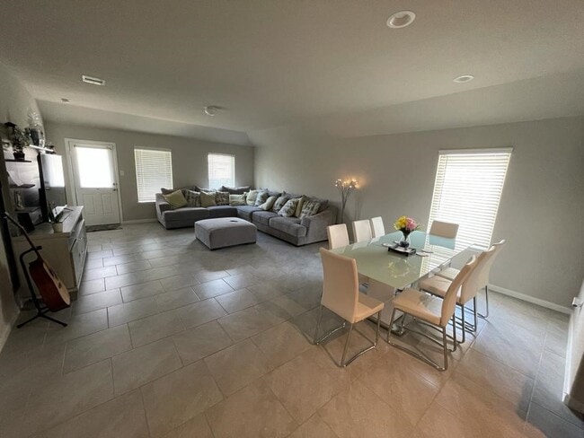 Building Photo - 3326 Sumac Dr