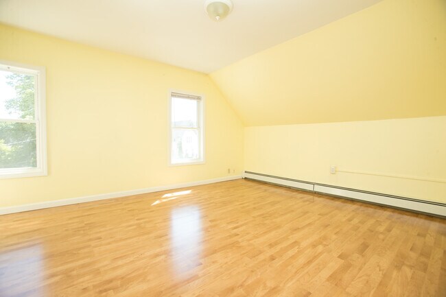 Building Photo - 18 Fern St