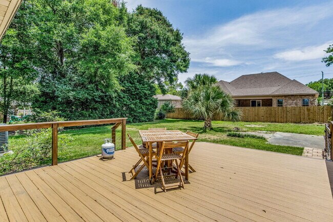 Building Photo - Beautiful East Hill home located in one of...