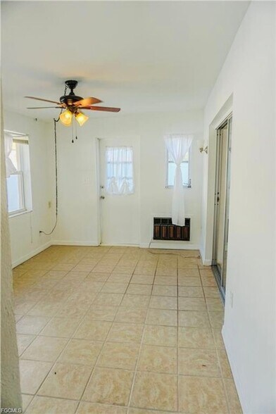 Building Photo - 6004 Deming Ave