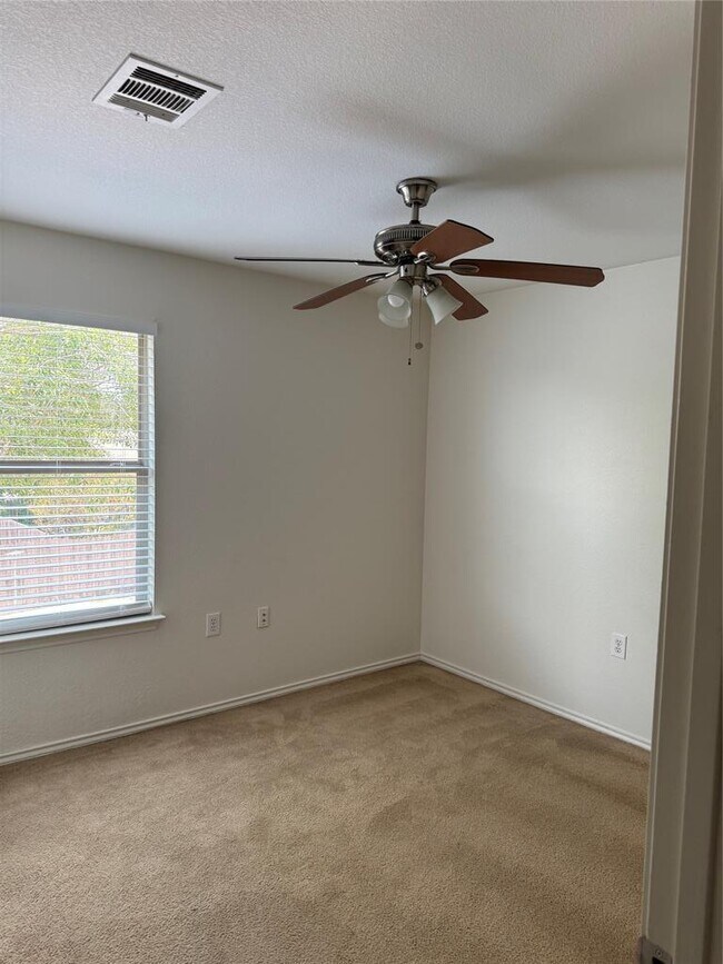 Building Photo - 5609 Viewpoint Dr